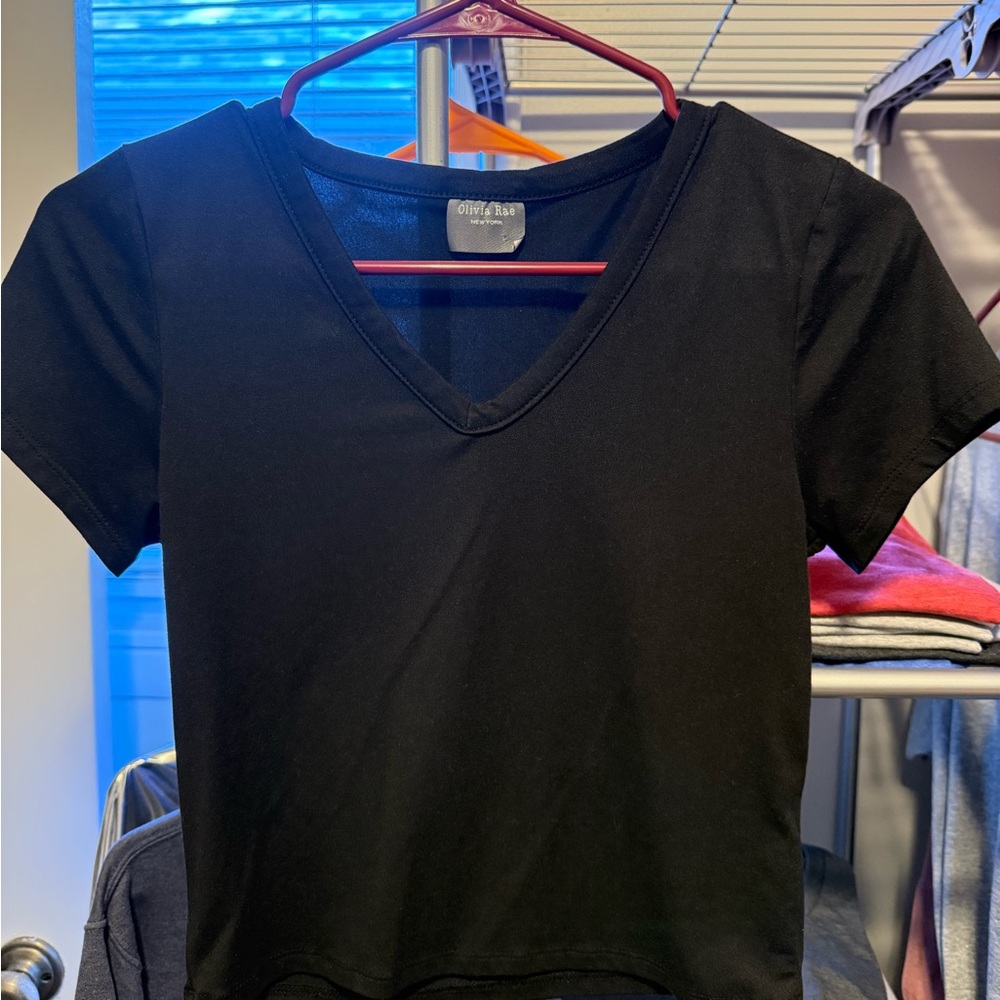 Lot of women’s cropped tees!
